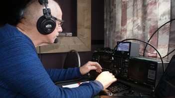 Onze marconist Henk PC7E is zijn nopjes met de seinsleutel. Op 15 viel niet veel te werken. Over een paar jaar beter Henk!
